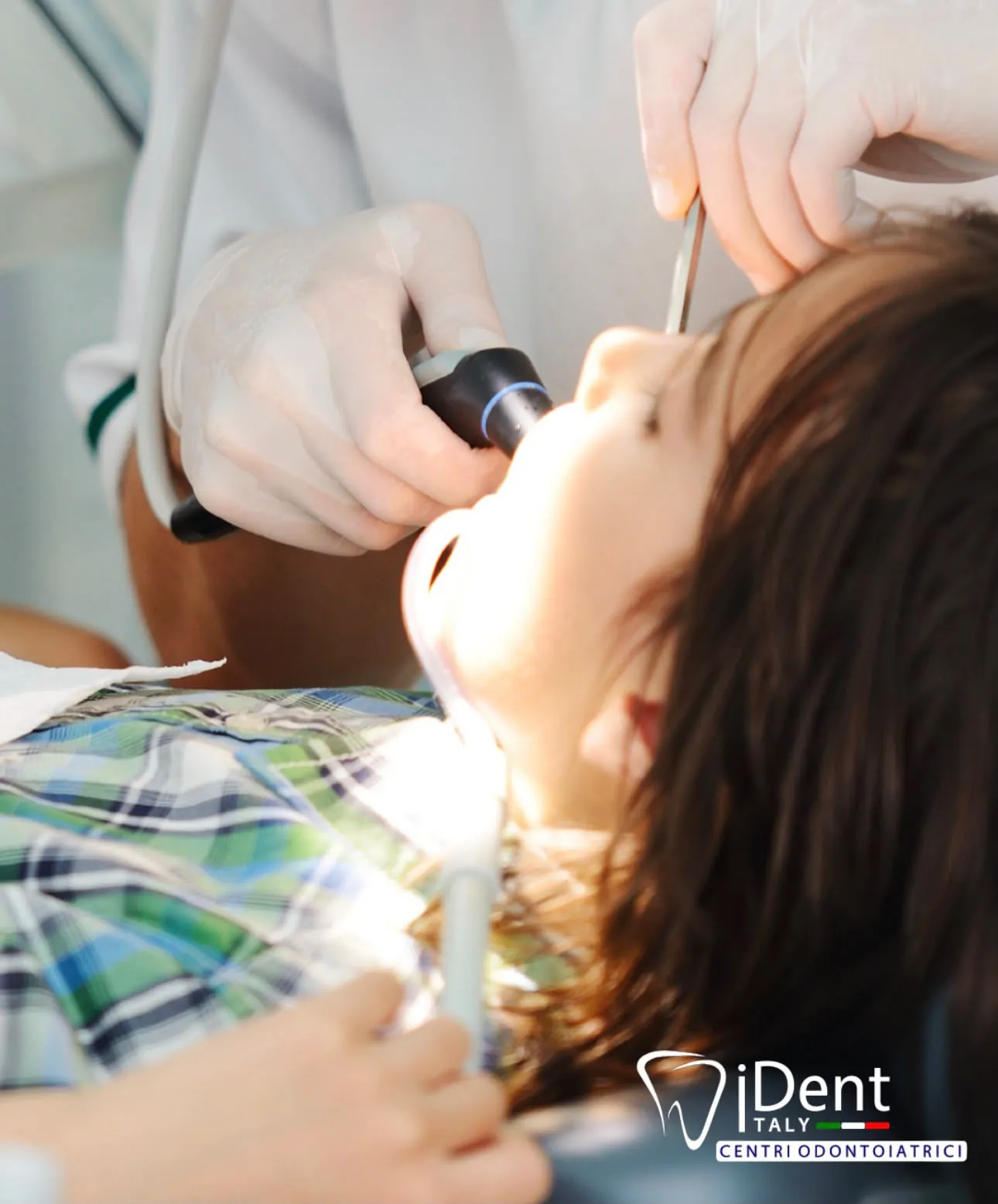 Visita odontoiatrica di un bambino in una clinica Italydent